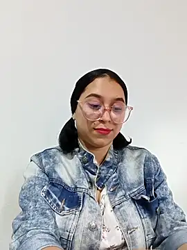 Caroline-17 online show from December 2025 06:40:01 PM