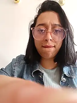 Caroline-17 online show from November 2025 06:18:01 PM