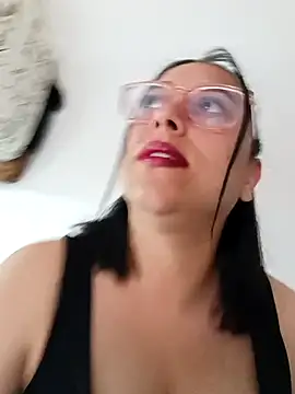 Caroline-17 online show from November 2025 06:08:01 PM