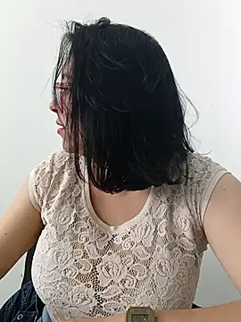 Caroline-17 online show from November 2025 05:50:02 PM