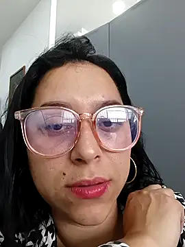 Caroline-17 online show from December 2025 03:57:01 PM