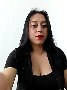 Caroline-17 online show from November 2025 06:00:01 PM