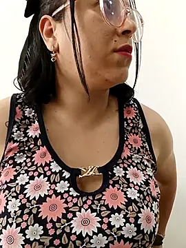 Caroline-17 online show from November 2025 06:08:02 PM