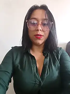 Caroline-17 online show from November 2025 06:07:01 PM