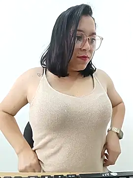 Caroline-17 online show from November 2025 06:01:02 PM