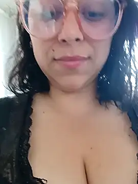 Caroline-17 online show from November 2025 06:19:02 PM