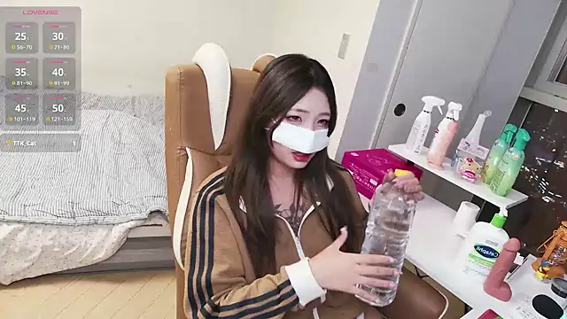 Milk Sola online show from November 2025 01:44:02 PM