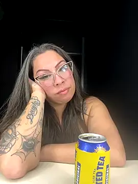 Snapshot of ThatGirlVia chatting on November 2025 04:49:02 AM ThatGirlVia online show from November 2025 04:49:02 AM