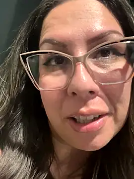 Snapshot of ThatGirlVia chatting on November 2025 09:03:02 AM ThatGirlVia online show from November 2025 09:03:02 AM