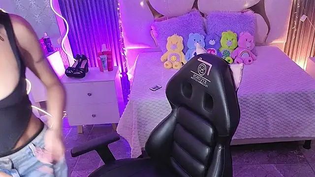 MAIILY TAY online show from January 2026 11:48:01 AM