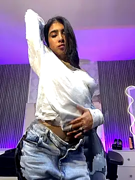 MAIILY TAY online show from November 2025 12:10:02 PM