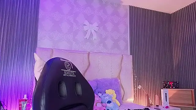 MAIILY TAY online show from January 2026 11:47:02 AM