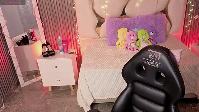 MAIILY TAY online show from February 2026 11:51:01 AM