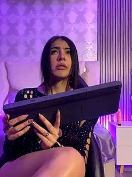 MAIILY TAY online show from November 2025 01:01:02 PM