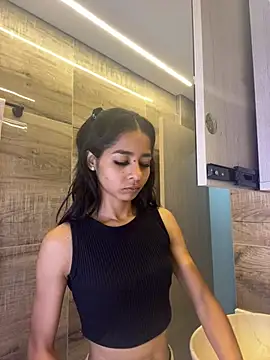 phenixpink22 online show from April 2026 02:13:02 PM