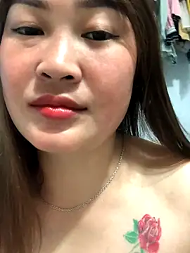 Snapshot of bombom1x chatting on October 2025 04:28:02 PM bombom1x online show from October 2025 04:28:02 PM