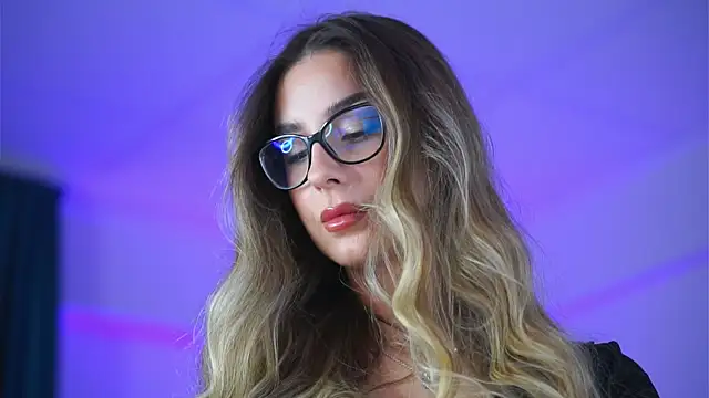 Snapshot of MaddieBryggs chatting on November 2025 10:07:01 AM MaddieBryggs online show from November 2025 10:07:01 AM