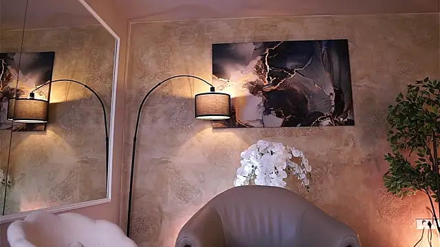 Snapshot of MaddieBryggs chatting on December 2025 10:03:02 AM MaddieBryggs online show from December 2025 10:03:02 AM