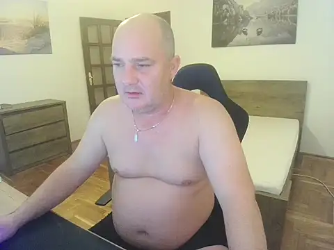 Snapshot of HunMike chatting on December 2025 11:10:01 PM HunMike online show from December 2025 11:10:01 PM