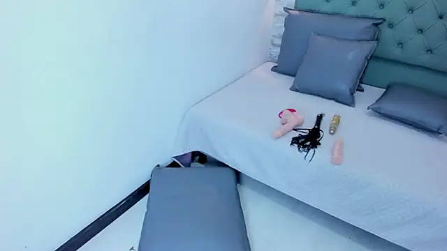 PariisTaylor online show from November 2025 06:58:01 PM