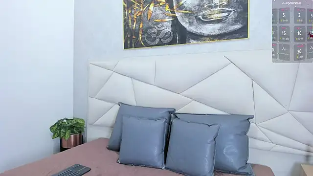 PariisTaylor online show from November 2025 07:18:01 PM