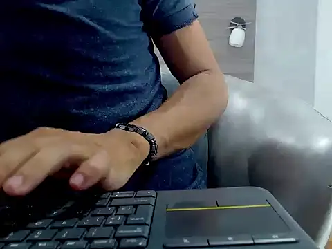 wiltom  online show from November 2025 04:05:02 AM