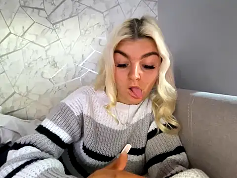 Snapshot of rosie-hipstergal chatting on November 2025 03:48:01 PM rosie-hipstergal online show from November 2025 03:48:01 PM