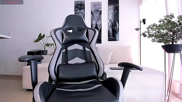 IamKael  online show from December 2025 05:00:01 PM