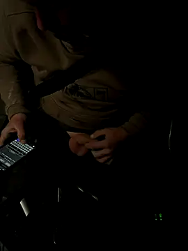 davi73d online show from November 2025 05:06:02 PM