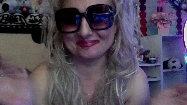 xHot Amazonq online show from December 2025 10:47:01 PM