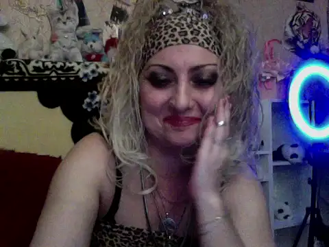 xHot Amazonq online show from November 2025 08:30:01 PM