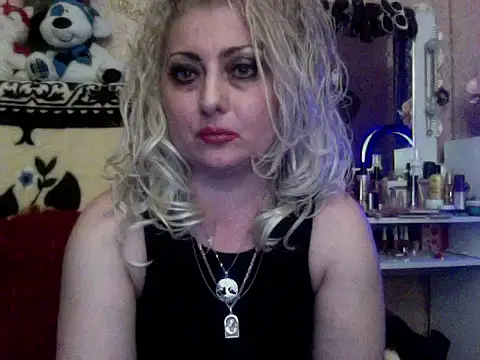 xHot Amazonq online show from November 2025 05:16:02 PM