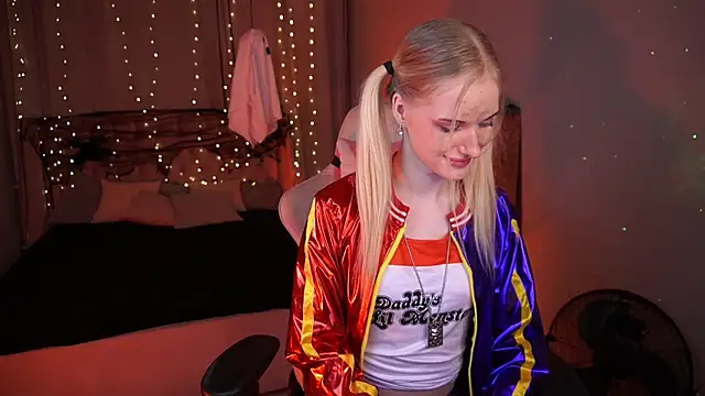 Snapshot of MonicaVelen chatting on October 2025 06:23:01 AM MonicaVelen online show from October 2025 06:23:01 AM