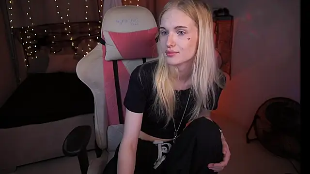 Snapshot of MonicaVelen chatting on October 2025 06:45:01 AM MonicaVelen online show from October 2025 06:45:01 AM