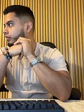 Tiler wolker online show from November 2025 01:04:02 AM