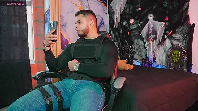 Tiler wolker online show from October 2025 07:54:02 PM