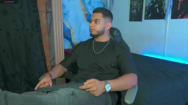 Tiler wolker online show from November 2025 01:39:01 AM