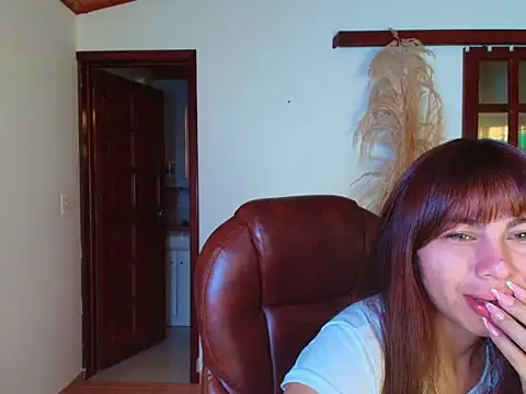 Romina Lazaro online show from October 2025 01:23:01 PM
