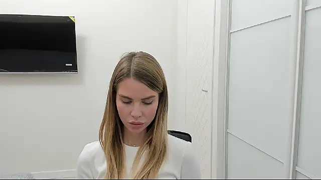 LinaBey online show from October 2025 04:07:02 PM