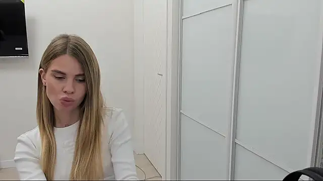 Snapshot of LinaBey chatting on November 2025 01:48:02 PM LinaBey online show from November 2025 01:48:02 PM