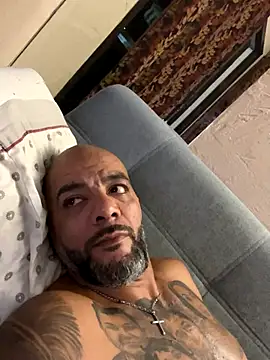 Snapshot of latino2211 chatting on November 2025 12:03:02 AM latino2211 online show from November 2025 12:03:02 AM