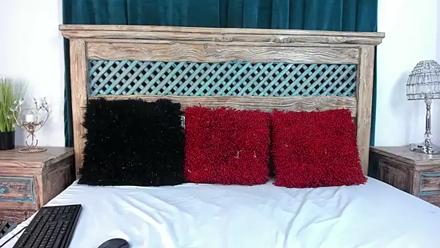 Cassandra Armani online show from February 2026 02:01:02 AM