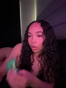 nikkiloveee online show from February 2026 09:43:02 PM