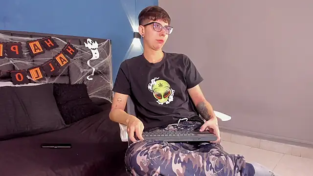 Snapshot of MaykStons chatting on October 2025 12:50:02 PM MaykStons online show from October 2025 12:50:02 PM