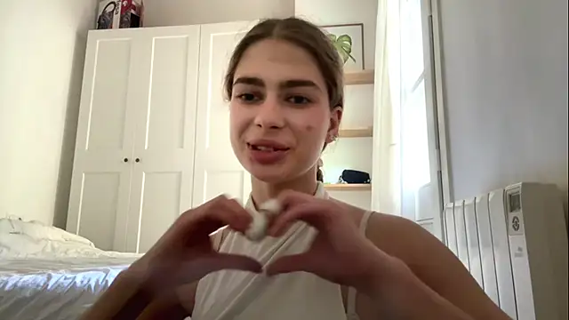 EastLuna online show from April 2026 04:04:02 PM