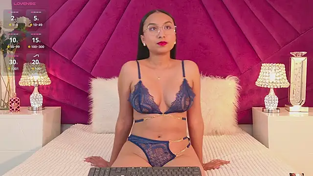 Snapshot of MiahDiRose chatting on October 2025 12:48:02 PM MiahDiRose online show from October 2025 12:48:02 PM