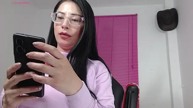 Emma Hotkiss online show from April 2026 11:21:01 PM