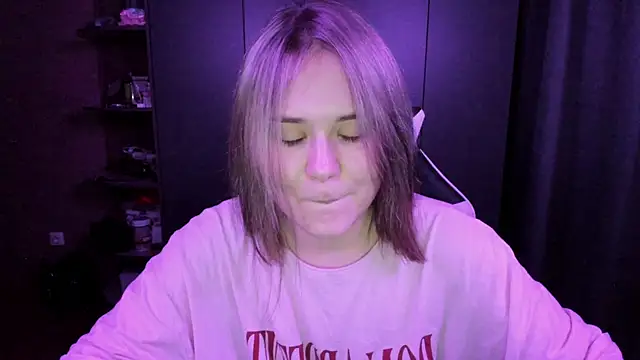 sophia lix online show from November 2025 05:06:01 PM