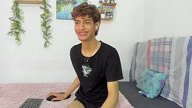 Snapshot of Augustvalen chatting on November 2025 08:01:02 PM Augustvalen online show from November 2025 08:01:02 PM