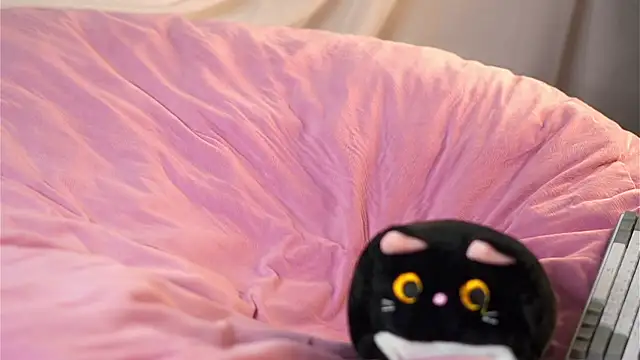 YettaCalabria online show from November 2025 11:15:02 AM